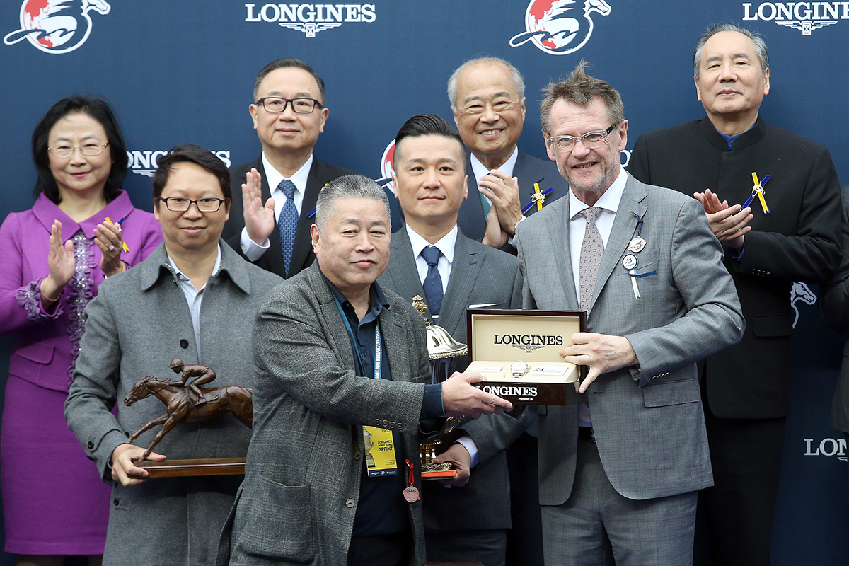 Mr Kevin Rollenhagen (right), Managing Director of The Swatch Group (HK) Limited, presents souvenirs to the owner representative of Mr Stunning, trainer Frankie Lor and jockey Karis Teetan.