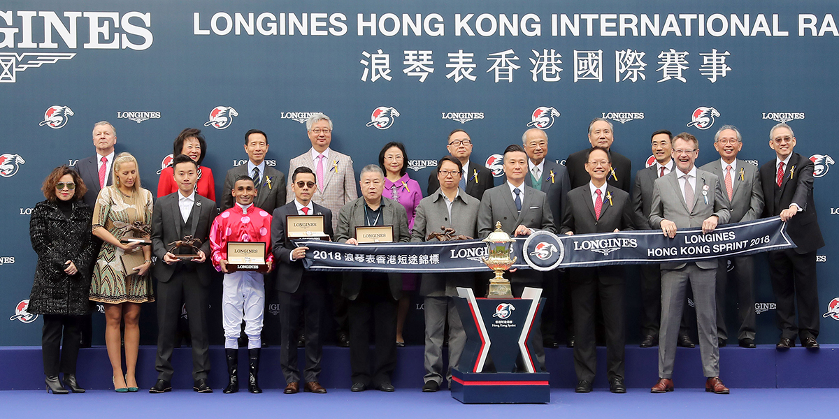 All smile to cameras at the LONGINES Hong Kong Sprint trophy presentation ceremony.