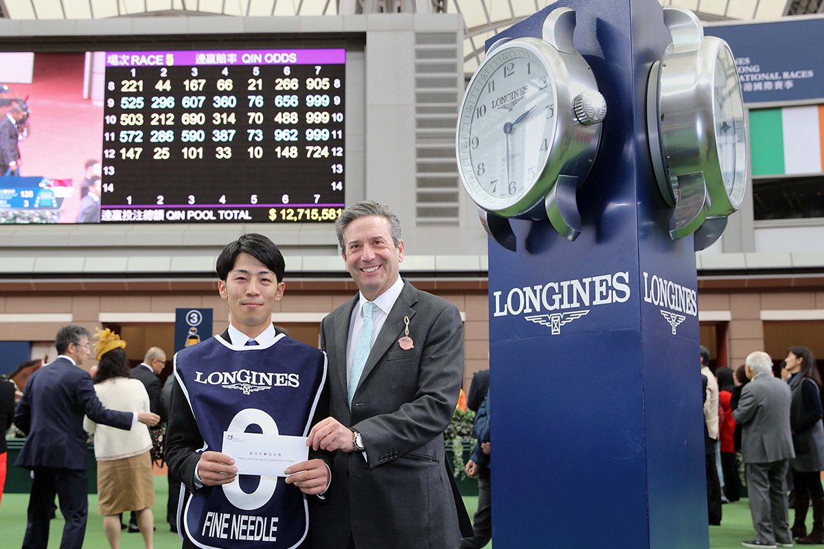 Mr Roger Wealtherby (right), Senior Steward of The Jockey Club, presents a prize of HK$5,000 to the groom responsible for Fine Needle, the Best Turned Out Horse in the LONGINES Hong Kong Sprint.