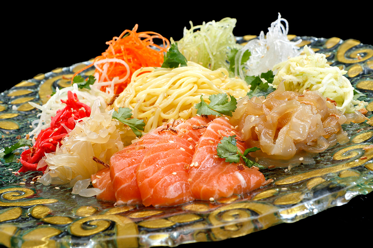 Tossed Noodles with Salmon Slices & Assorted Vegetables