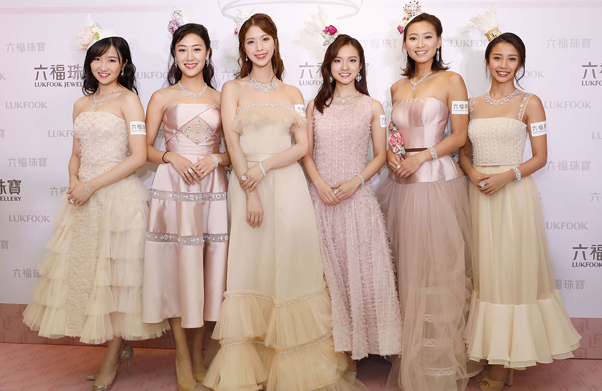 Renowned actress and former Miss Hong Kong Grace Chan Hoi Lam, and the Miss Hong Kong Pageant 2018 Title Winners Hera Chan (Champion), Amber Tang (First runner-up and Miss Photogenic), Sara Ting (Second runner-up), Claudia Chan (Miss Friendship) along with the 2018 pageant finalists Honey Ho and Tania Chan pose for photos outside the Jockey Club Box.