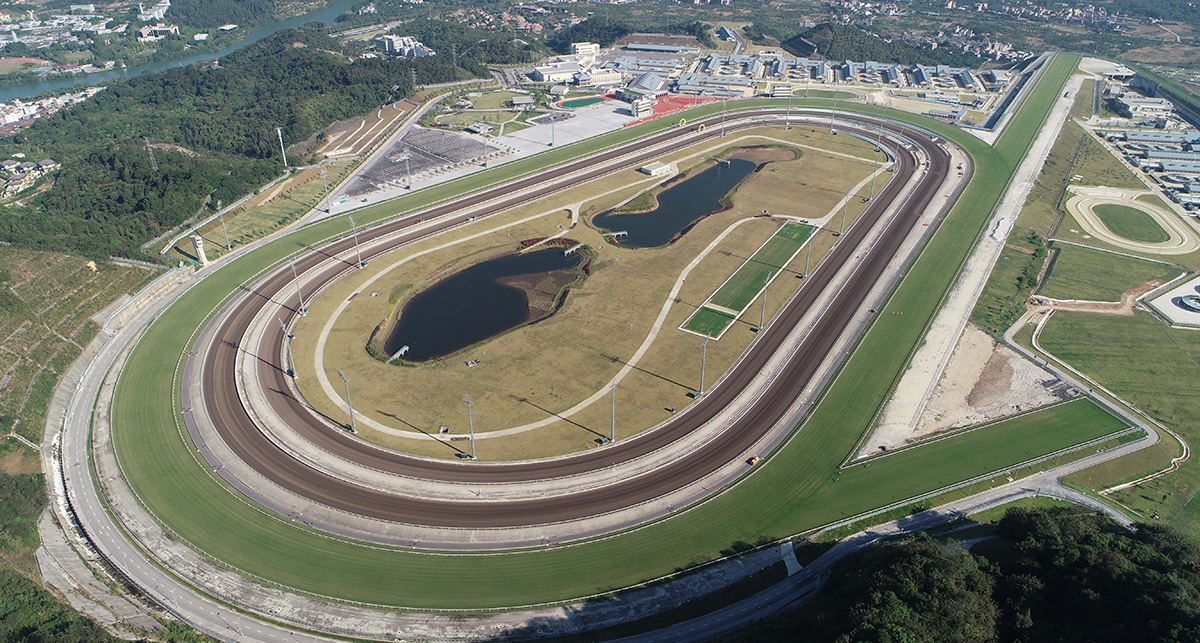 Well-designed race tracks at Conghua Racecourse