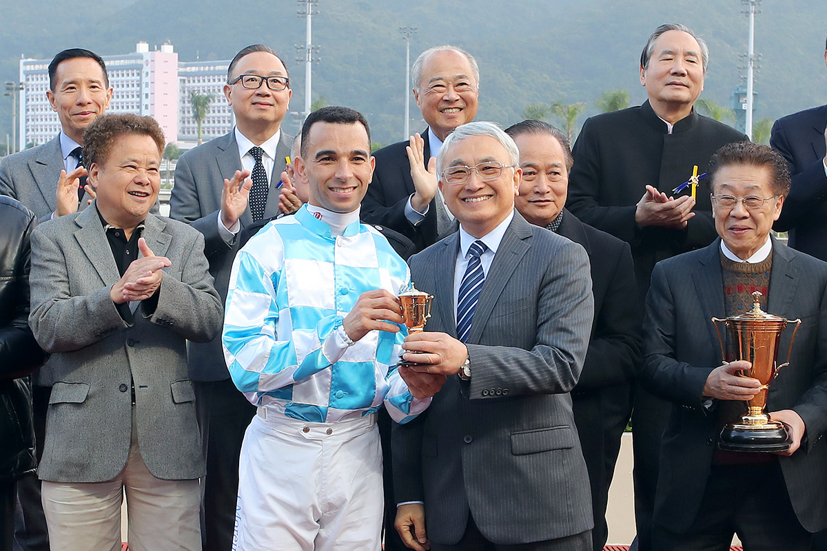 Mr. Michael Au, Chairman of the Chinese Club 2018/19, accompanied by his wife, Mrs. Vita Au, present the trophies to representatives of Conte’s Owner Philip Chan Kwok Chung, trainer John Size and jockey Joao Moreira.