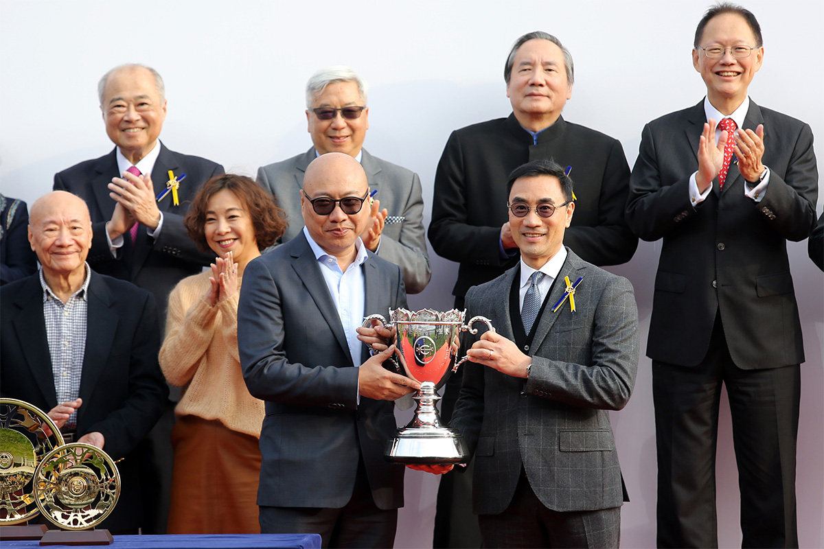 Club Steward Michael Lee presents the Hong Kong Classic Mile winning trophy and gold dishes to Furore’s Owner Lee Sheung Chau, trainer Frankie Lor and jockey Hugh Bowman.