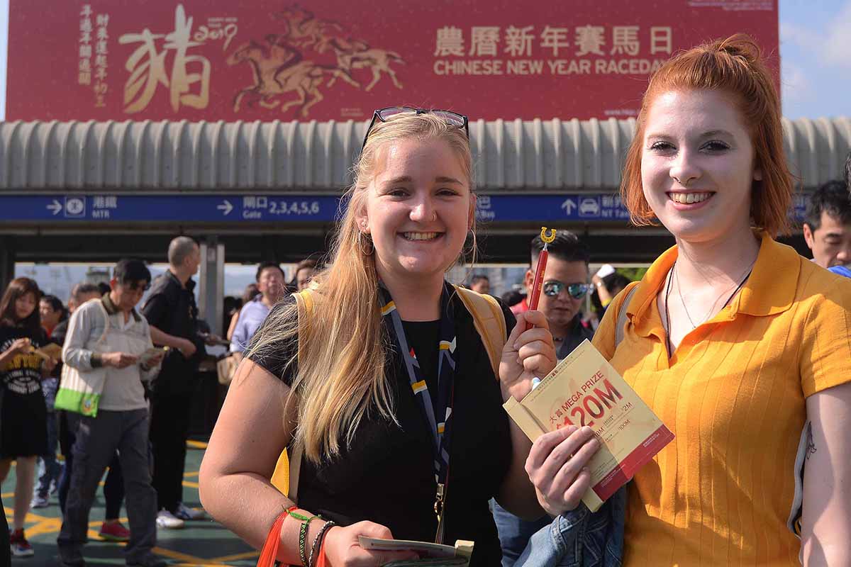 Upon admission to Sha Tin Racecourse, each racegoer receives a lucky pen along with an instant win card offering the chance to win a 24K gold foil ornament.