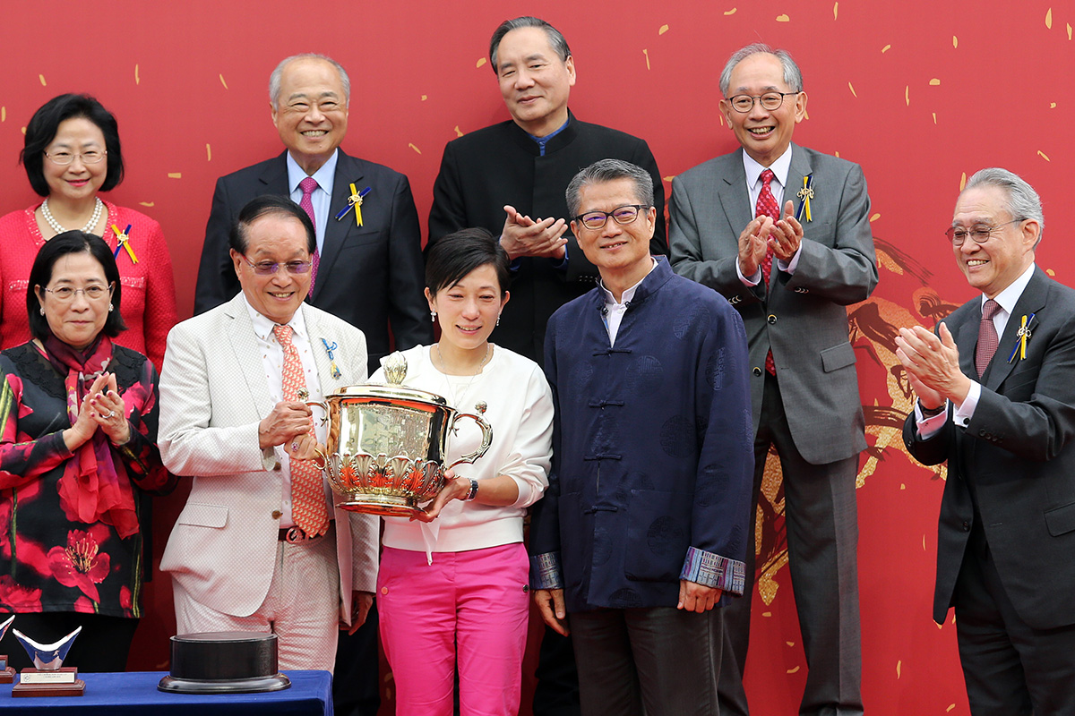 The Hon Paul Chan Mo-po (right), the Financial Secretary of the HKSAR Government, presents the Chinese New Year Cup trophy and Yuan Pao to What Else But You’s horse owner Vicky Tang, trainer John Size and jockey Joao Moreira.