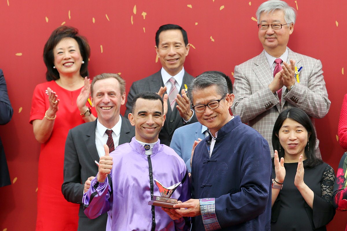 The Hon Paul Chan Mo-po (right), the Financial Secretary of the HKSAR Government, presents the Chinese New Year Cup trophy and Yuan Pao to What Else But You’s horse owner Vicky Tang, trainer John Size and jockey Joao Moreira.