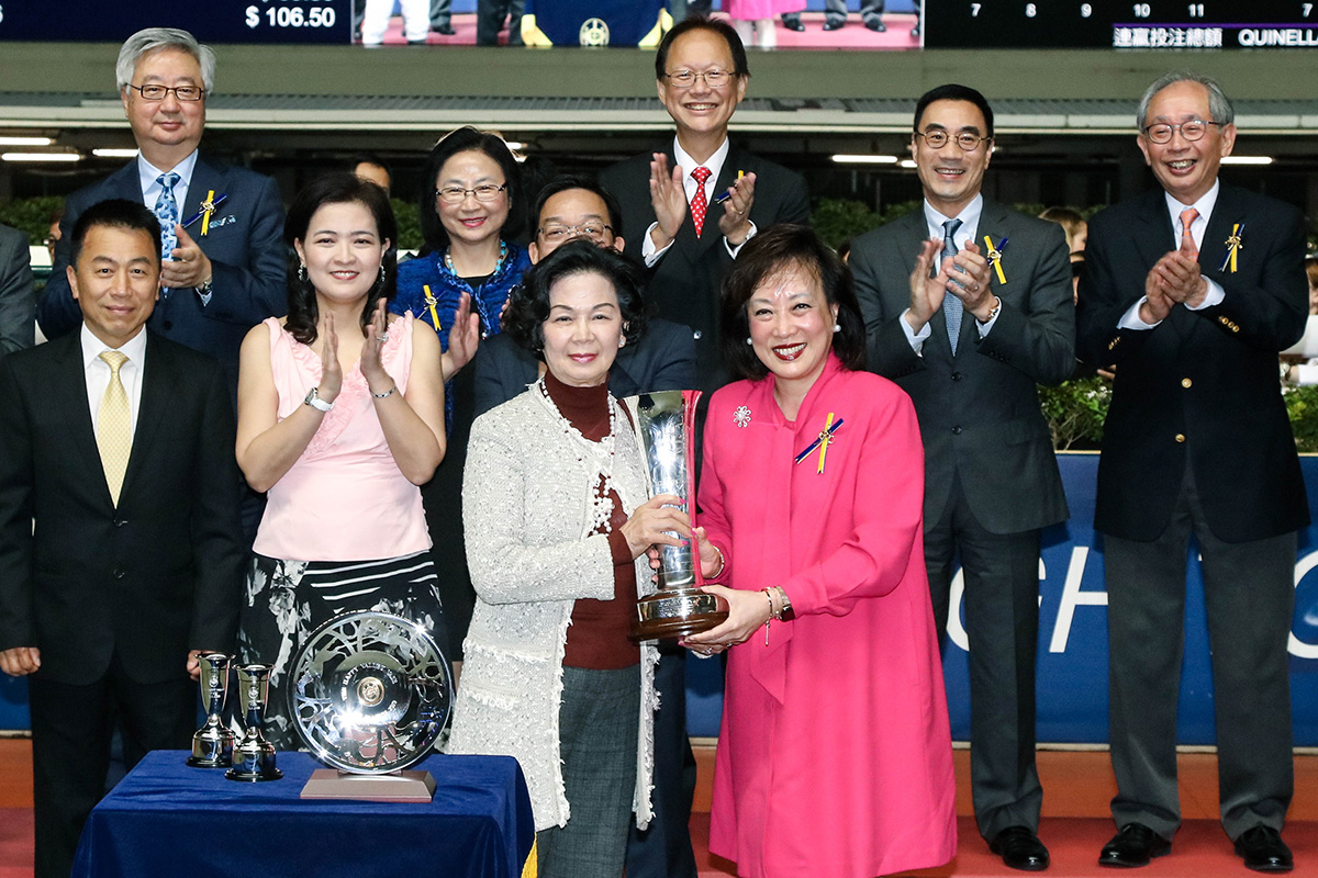 Dr Rosanna Wong Yick Ming (right), Steward of the HKJC, presents the Happy Valley Vase and souvenirs to Citron Spirit’s owner Lau Ng Mui Chu, trainer Ricky Yiu and jockey Matthew Poon.