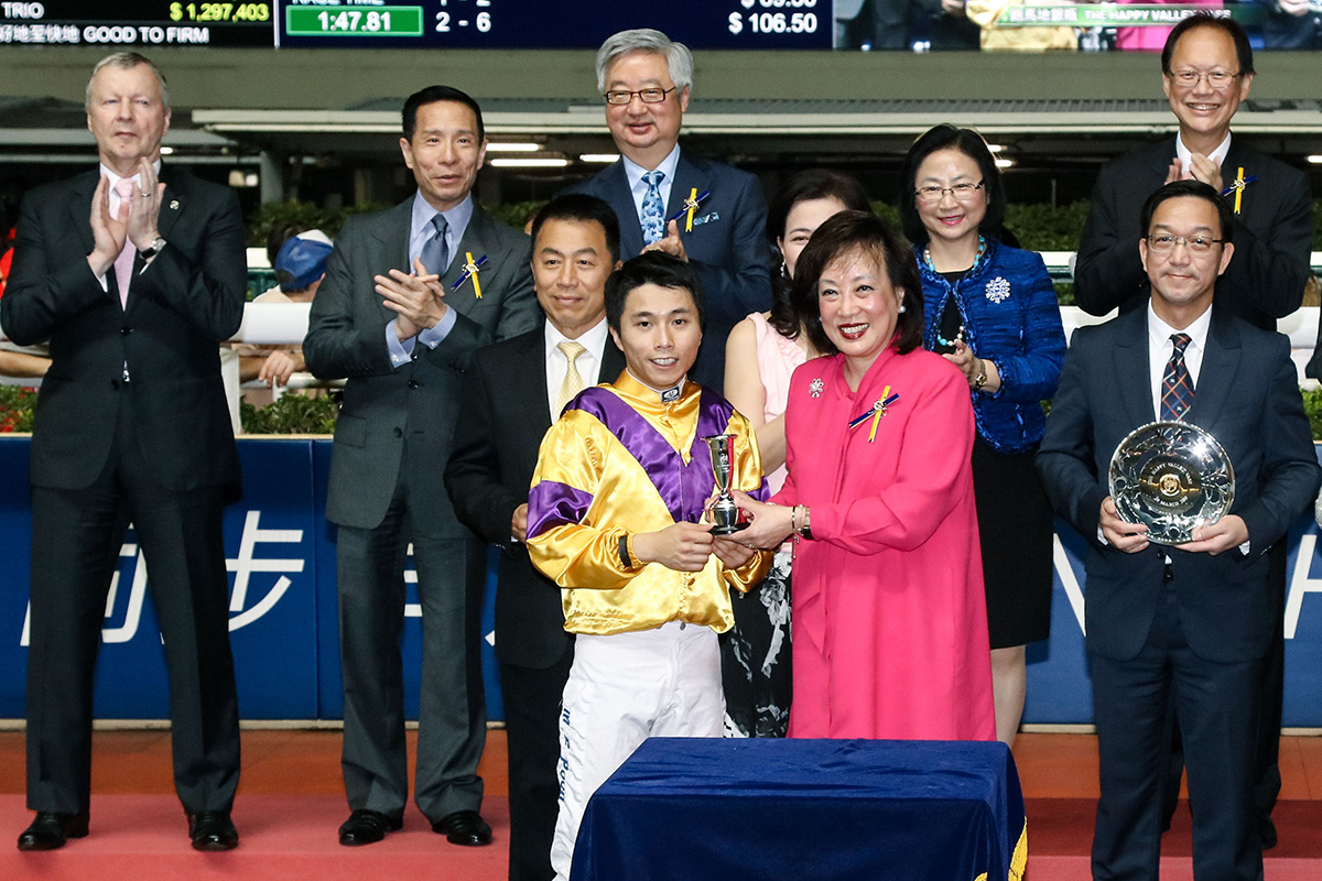 Dr Rosanna Wong Yick Ming (right), Steward of the HKJC, presents the Happy Valley Vase and souvenirs to Citron Spirit’s owner Lau Ng Mui Chu, trainer Ricky Yiu and jockey Matthew Poon.
