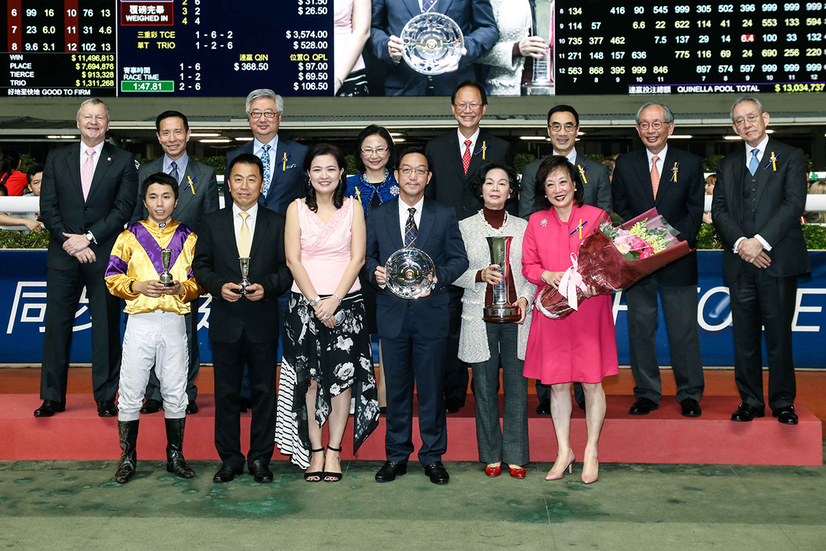 A group photo at the presentation ceremony of the Happy Valley Vase.