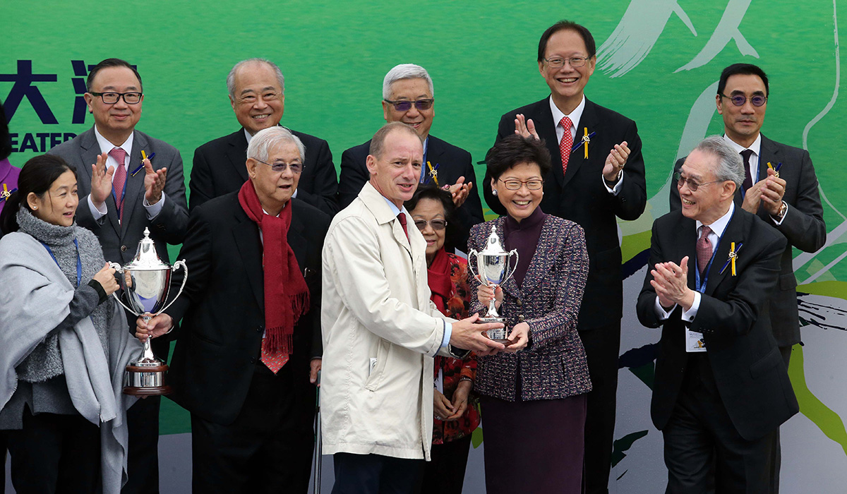 Richard Gibson receives the prize from Mrs Carrie Lam, Chief Executive of the HKSAR.