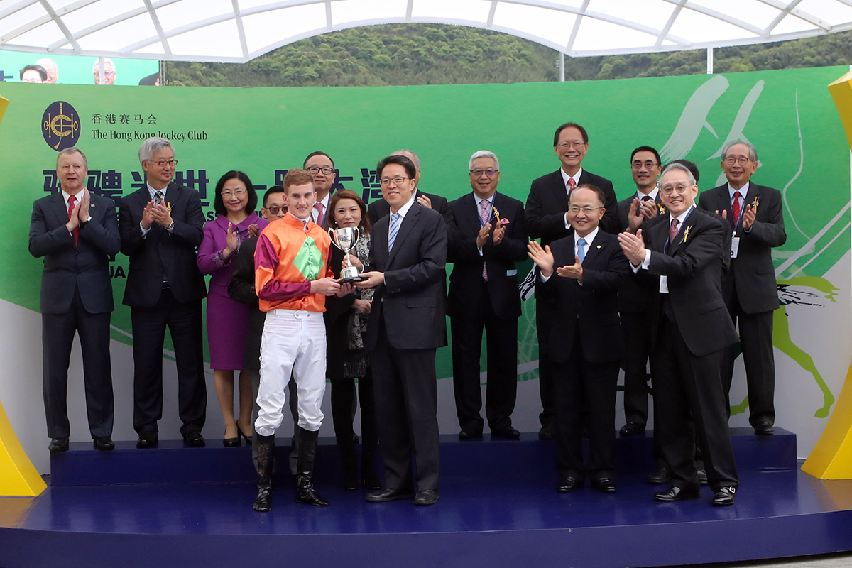 Mr Zhang Xiaoming and Mr Wang Zhimin present the Greater Bay Area Cup to the owner’s representative of Dragon Warrior, trainer Jimmy Ting and jockey Chad Schofield.