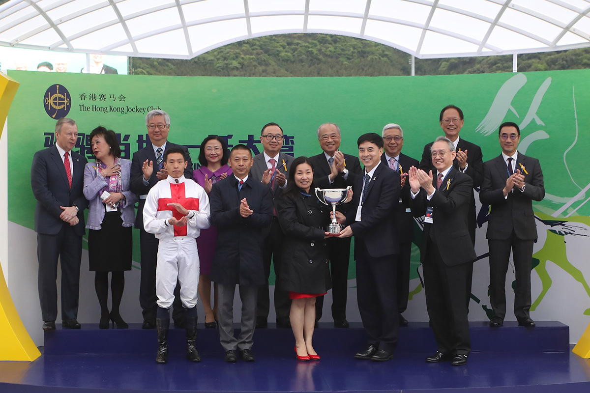 Director of the Sports Bureau of Guangdong Province Wang Yuping presents the Guangdong-Hong Kong Cup to the owner’s representative of Lucky Hero, trainer Danny Shum and jockey Vincent Ho.
