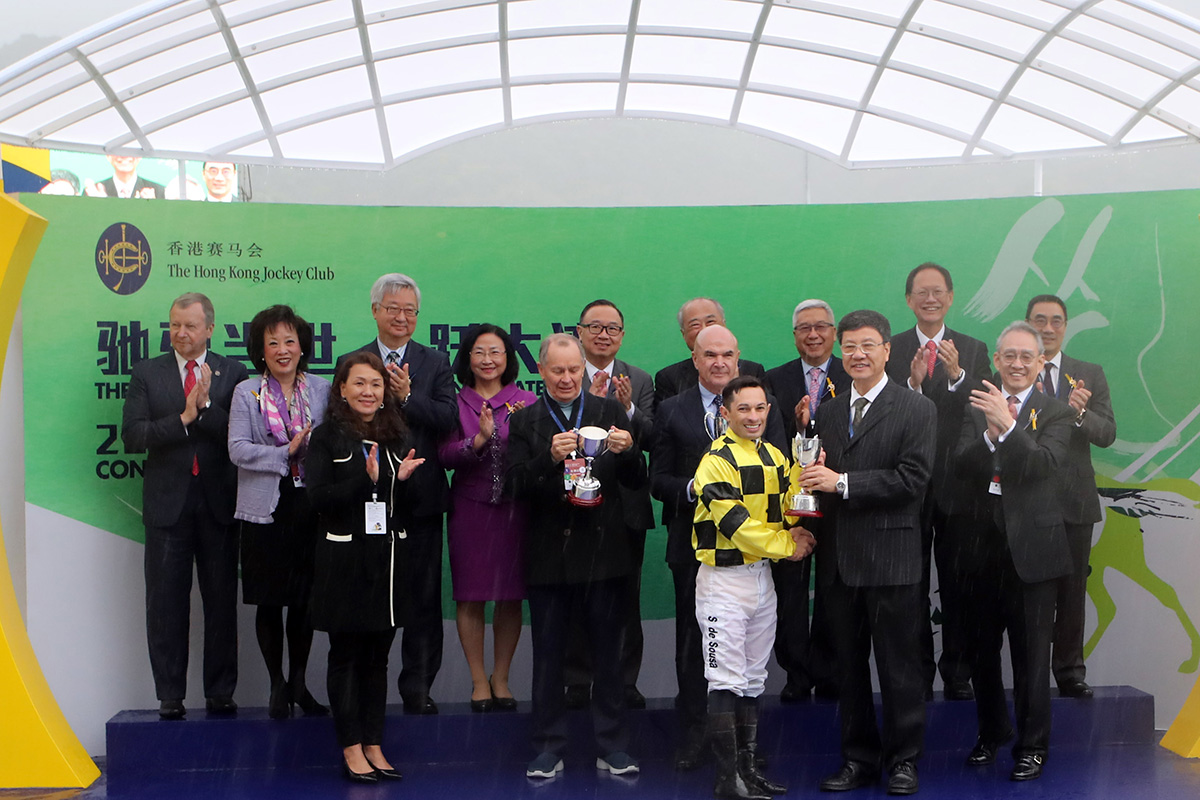 Mr Chen Jianhua presents the Guangzhou-Hong Kong Cup to the owner’s representative of The Createth, trainer John Moore and jockey Silvestre de Sousa.