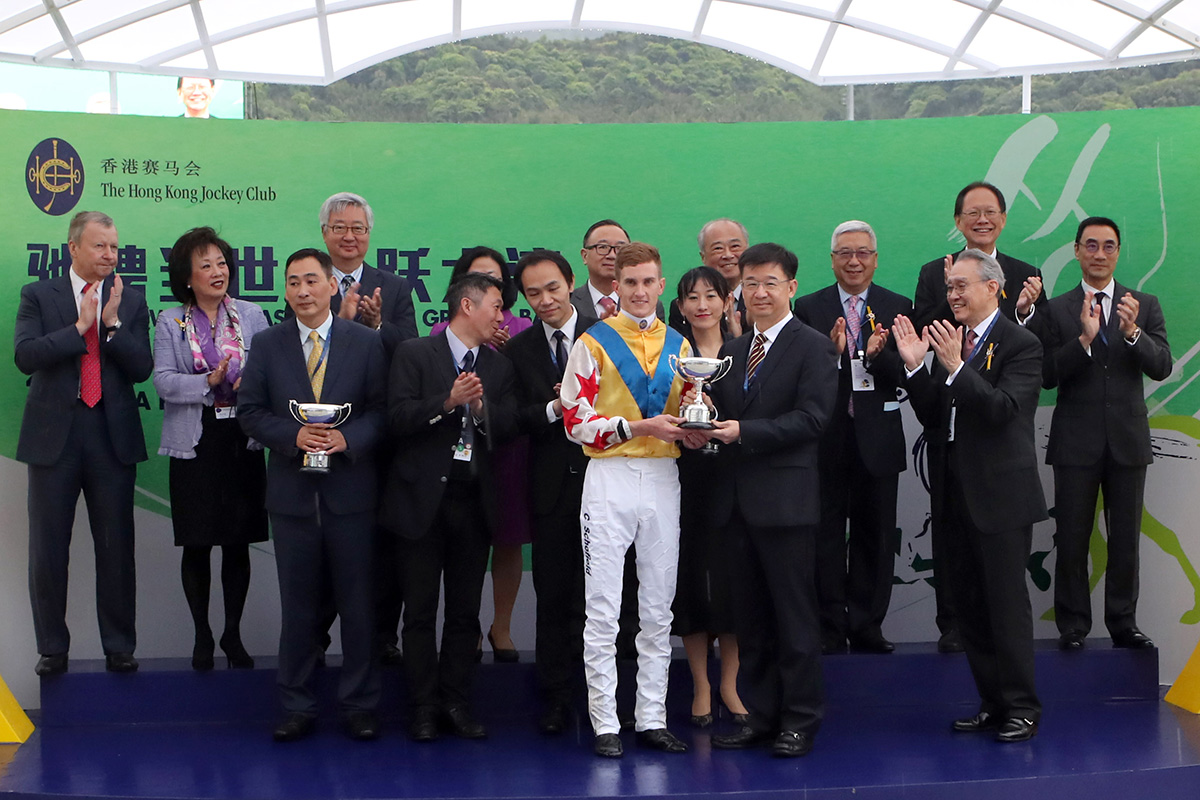Party Secretary of the Conghua Party Committee Zhuang Yuequn presents the Conghua Cup to the owner’s representative of Happy Rocky, trainer Michael Chang and jockey Chad Schofield.