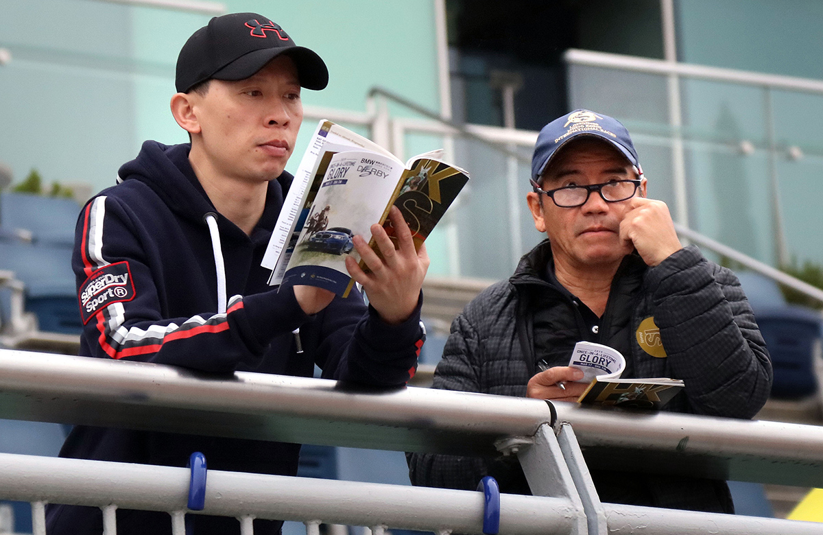 An enthusiastic gathering of horse owners, trainers and guests were on hand to watch the 2019 Hong Kong International Sale (March) Breeze-up at Sha Tin Racecourse today.
