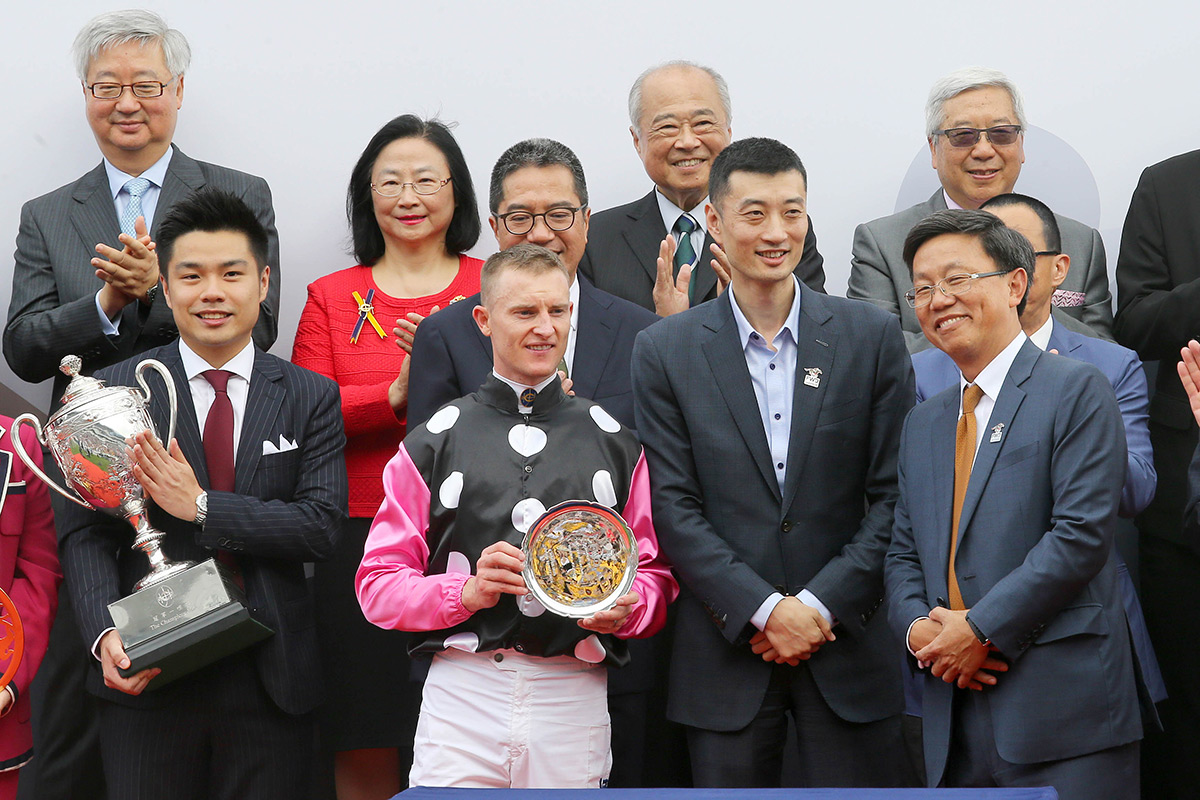Mr Huynh Thanh Phong, Chief Executive Officer and Executive Director, FWD Group, and Mr Gu Xuan, Deputy Chief Executive, Industrial and Commercial Bank of China (Asia) Limited present a souvenir to the winning jockey Zac Purton.
