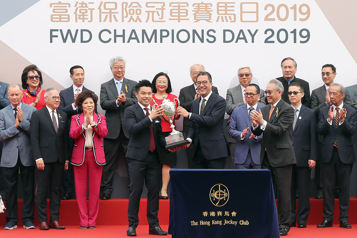 The Hon Michael Wong Wai-lun, JP, Secretary for Development of the HKSAR Government, presents the trophy to Patrick Kwok Ho Chuen, winning Owner of Beauty Generation.