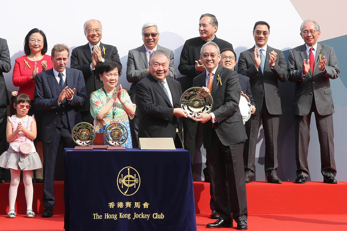 Dr Anthony W K Chow SBS JP, Chairman of HKJC, presents the Chairman’s Sprint Prize trophy to Merrick Chung Wai Lik, owner of Beat the Clock and gold-plated dishes to owner representative, winning trainer John Size and jockey Joao Moreira.