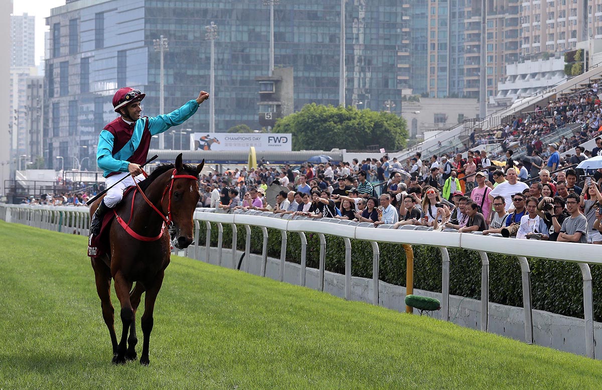 Joao Moreira salutes the crowd after the victory.