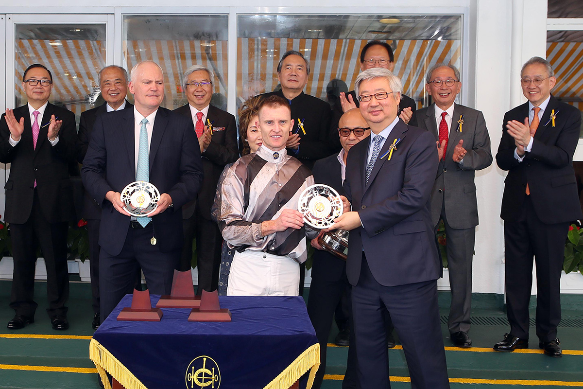 HKJC Steward Silas Yang presents the Sha Tin Vase trophy and silver dishes to the representative of Little Giant’s owners Wizard Syndicate, trainer David Hall and jockey Zac Purton.