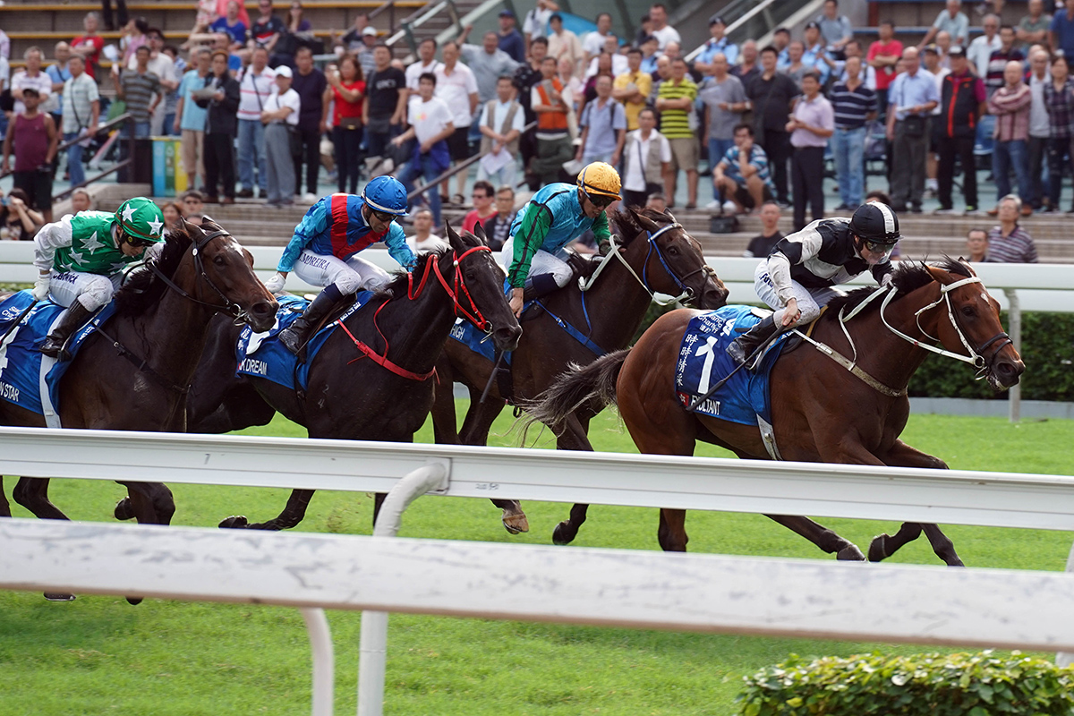 Tony Cruz-trained Exultant (No. 1), ridden by Zac Purton, takes the G1 Standard Chartered Champions & Chater Cup (2400m) at Sha Tin Racecourse today.