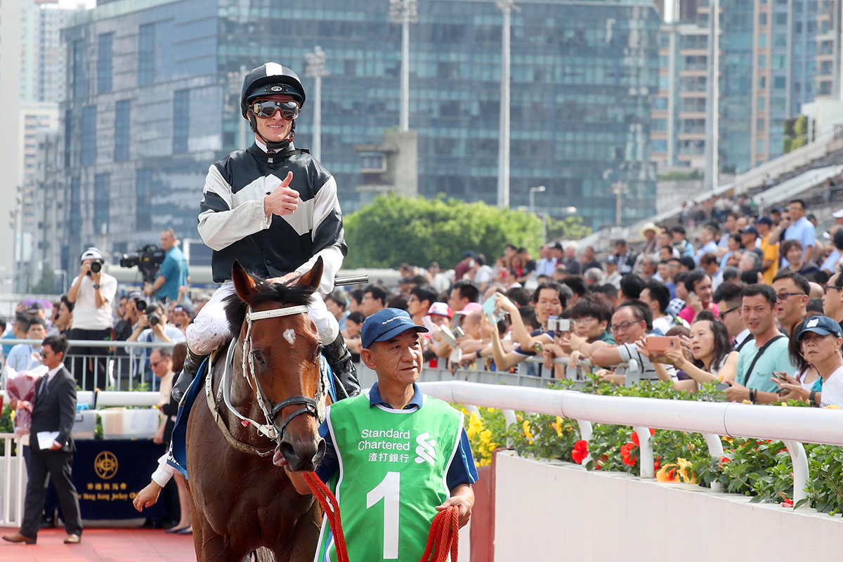 Tony Cruz-trained Exultant (No. 1), ridden by Zac Purton, takes the G1 Standard Chartered Champions & Chater Cup (2400m) at Sha Tin Racecourse today.