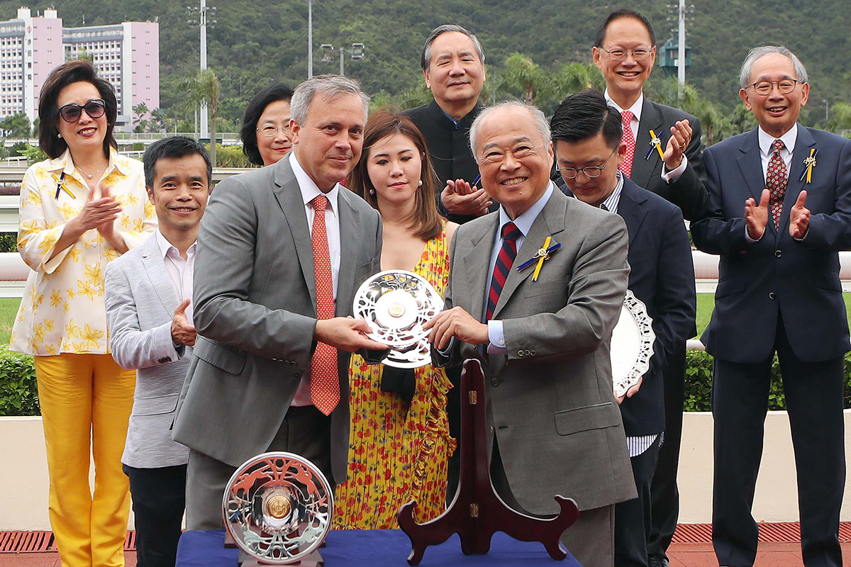 Club Steward The Hon Sir C K Chow presents the Premier Plate trophy and silver dishes to the representative of Rise High’s owner Au-dela Syndicate, trainer Caspar Fownes and jockey Vincent Ho.