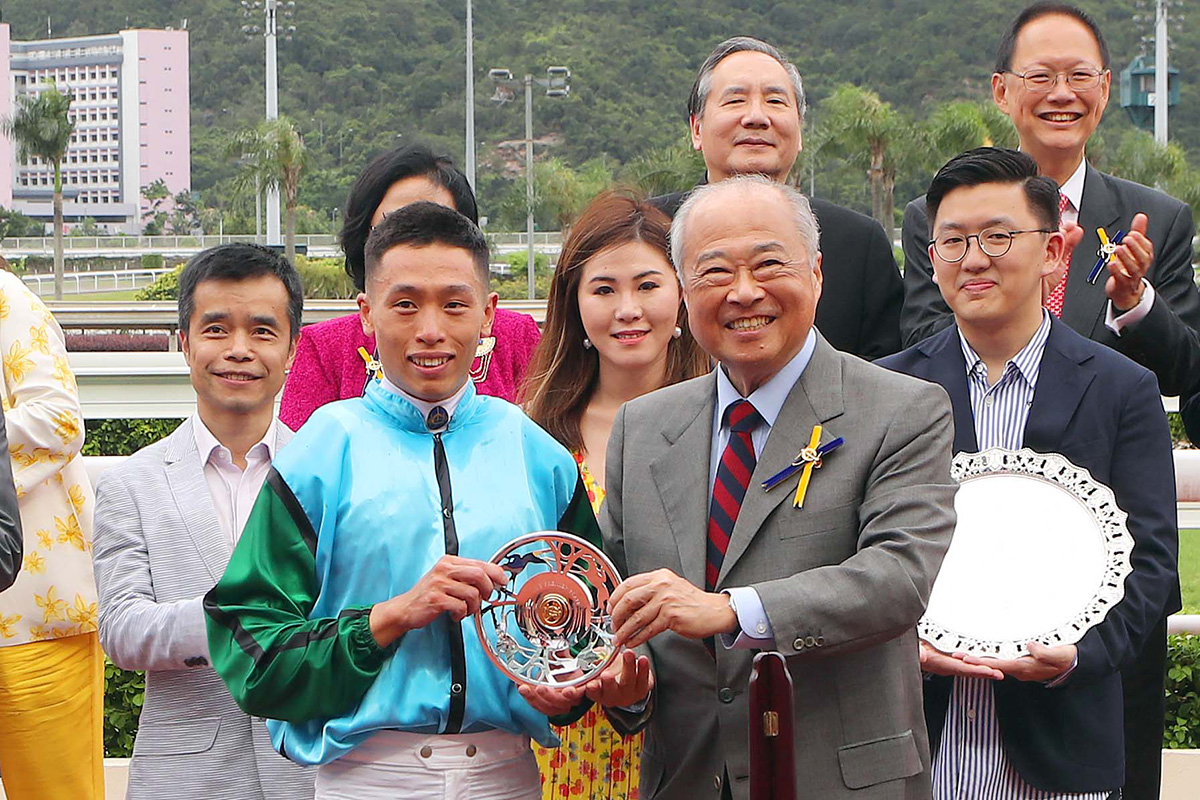 Club Steward The Hon Sir C K Chow presents the Premier Plate trophy and silver dishes to the representative of Rise High’s owner Au-dela Syndicate, trainer Caspar Fownes and jockey Vincent Ho.