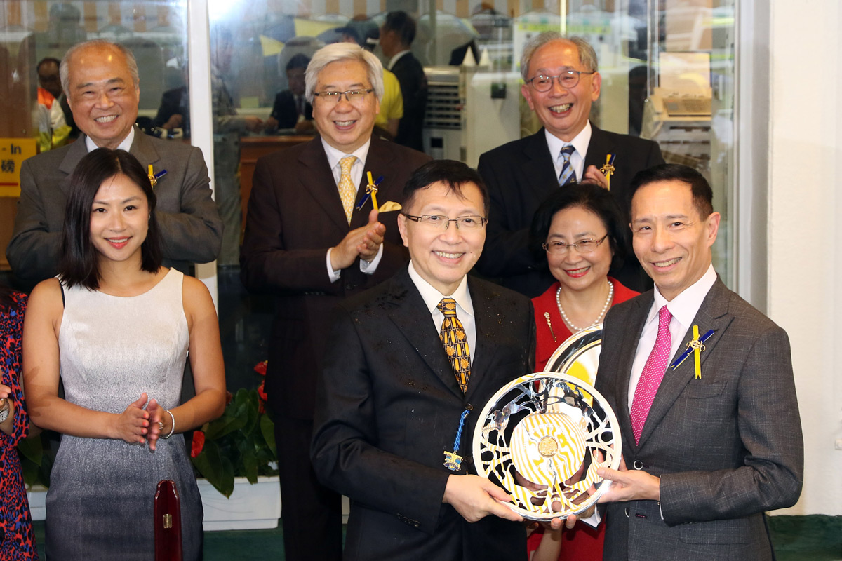 Club Steward Richard Tang Yat Sun presents the Lion Rock Trophy and silver dish to Champion’s Way’s owners Dr & Mrs Arthur Leung, winning trainer John Size and jockey Joao Moreira.
