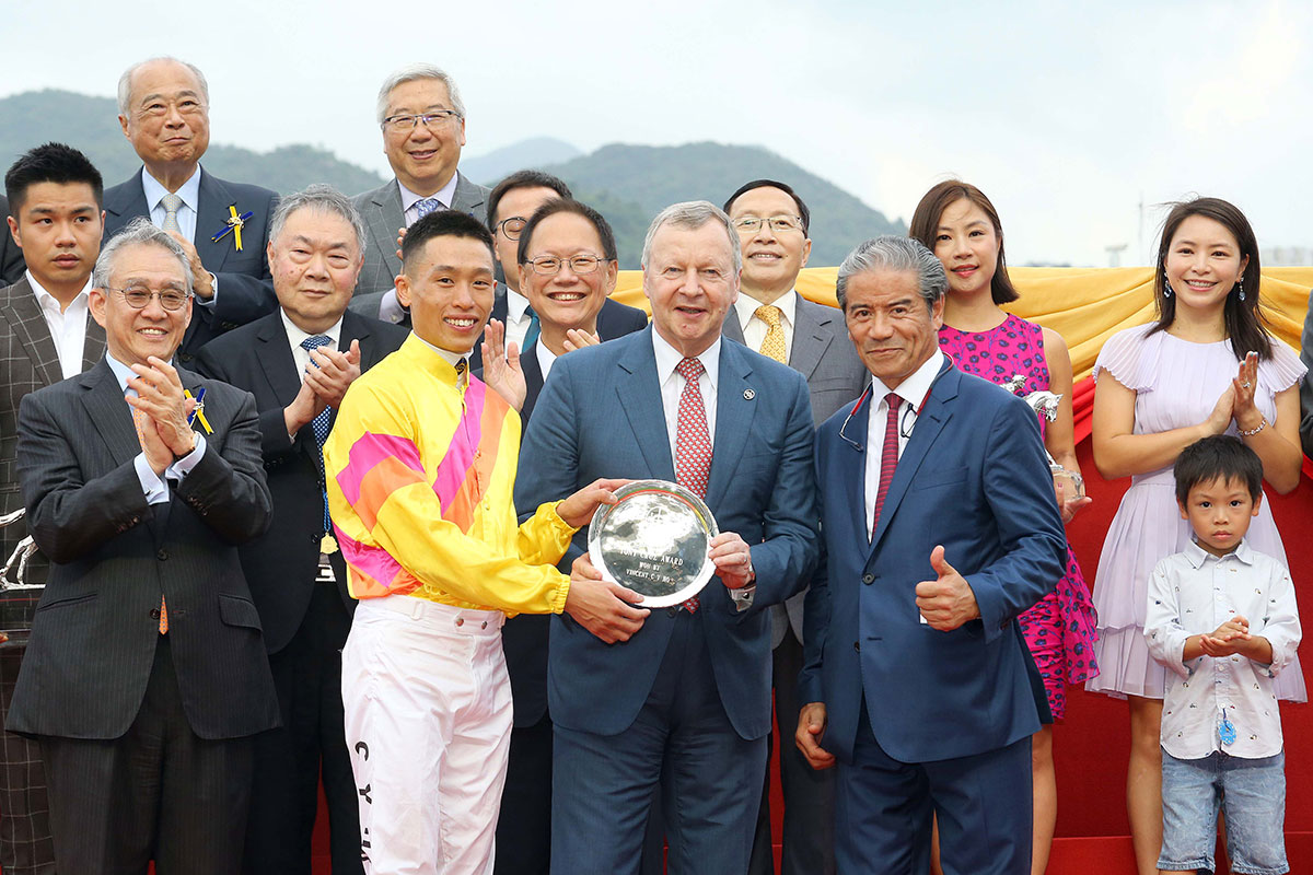 HKJC Chief Executive Officer Winfried Engelbrecht-Bresges and trainer Tony Cruz present the Tony Cruz Award to Vincent Ho, the homegrown jockey who achieved the most wins this season.