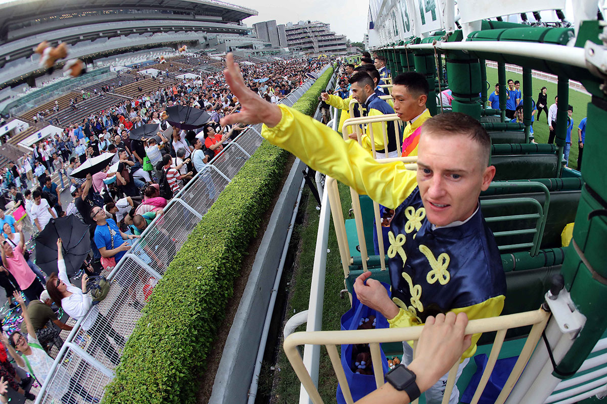 Jockeys hand out gifts to thank all racing fans for their support during the season.