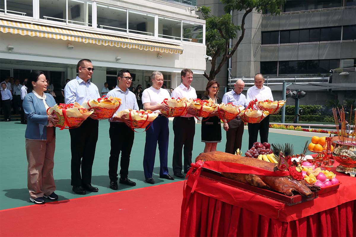 HKJC Chief Executive Officer Winfried Engelbrecht-Bresges and Club officials make their good wishes for the upcoming season at Sha Tin.