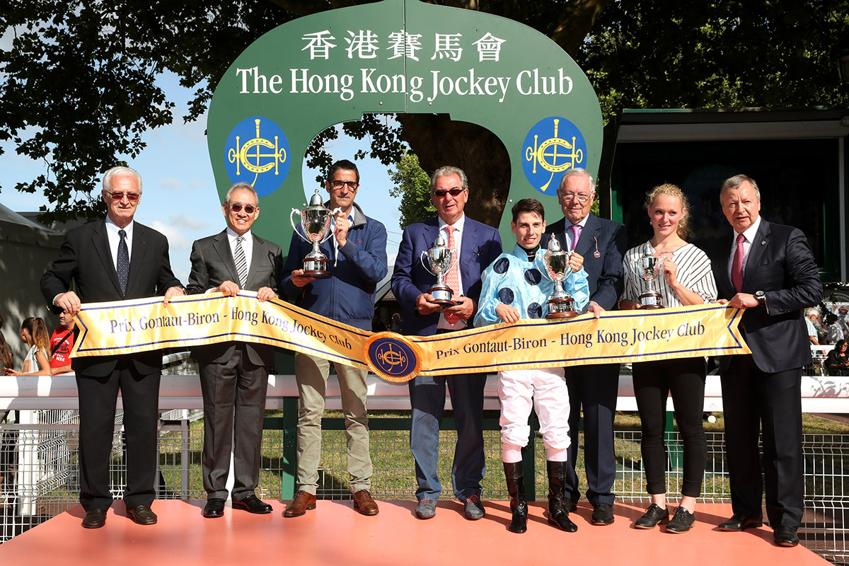 The Hong Kong Jockey Club Chairman Dr Anthony Chow (second from left) poses for a photo with Jean-Pierre Colombu (third from right), Vice President of France Galop; Louis Romanet (first from left), Chairman of the International Federation of Horseracing Authorities (IFHA), and HKJC CEO Winfried Engelbrecht-Bresges (first from right), after presenting the Prix Gontaut-Biron Hong Kong Jockey Club trophy to the winning connections of Olmedo.