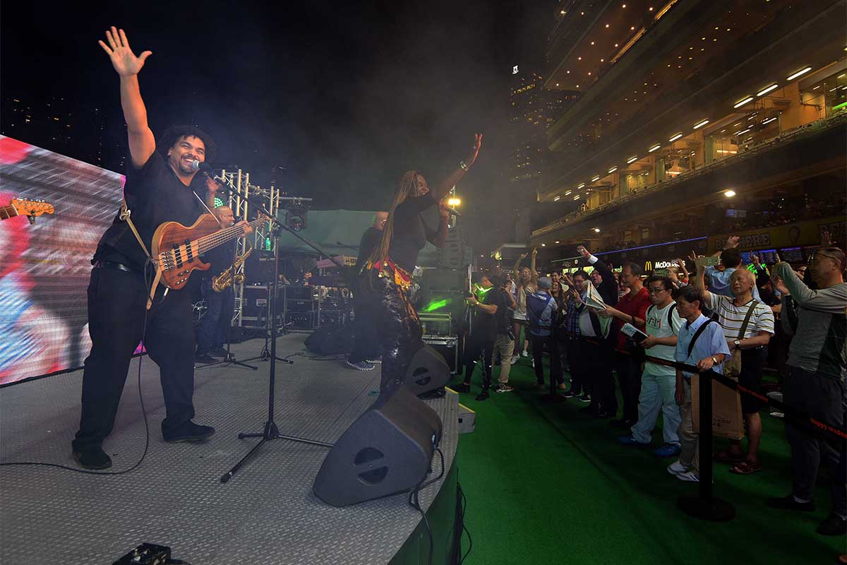 Hong Kong’s best-loved midweek party was back with a bang at Happy Valley Racecourse tonight. Fans enjoyed an array of stylish events and games offering prizes to complement the thrilling racing action. The party will continue on 18 September.