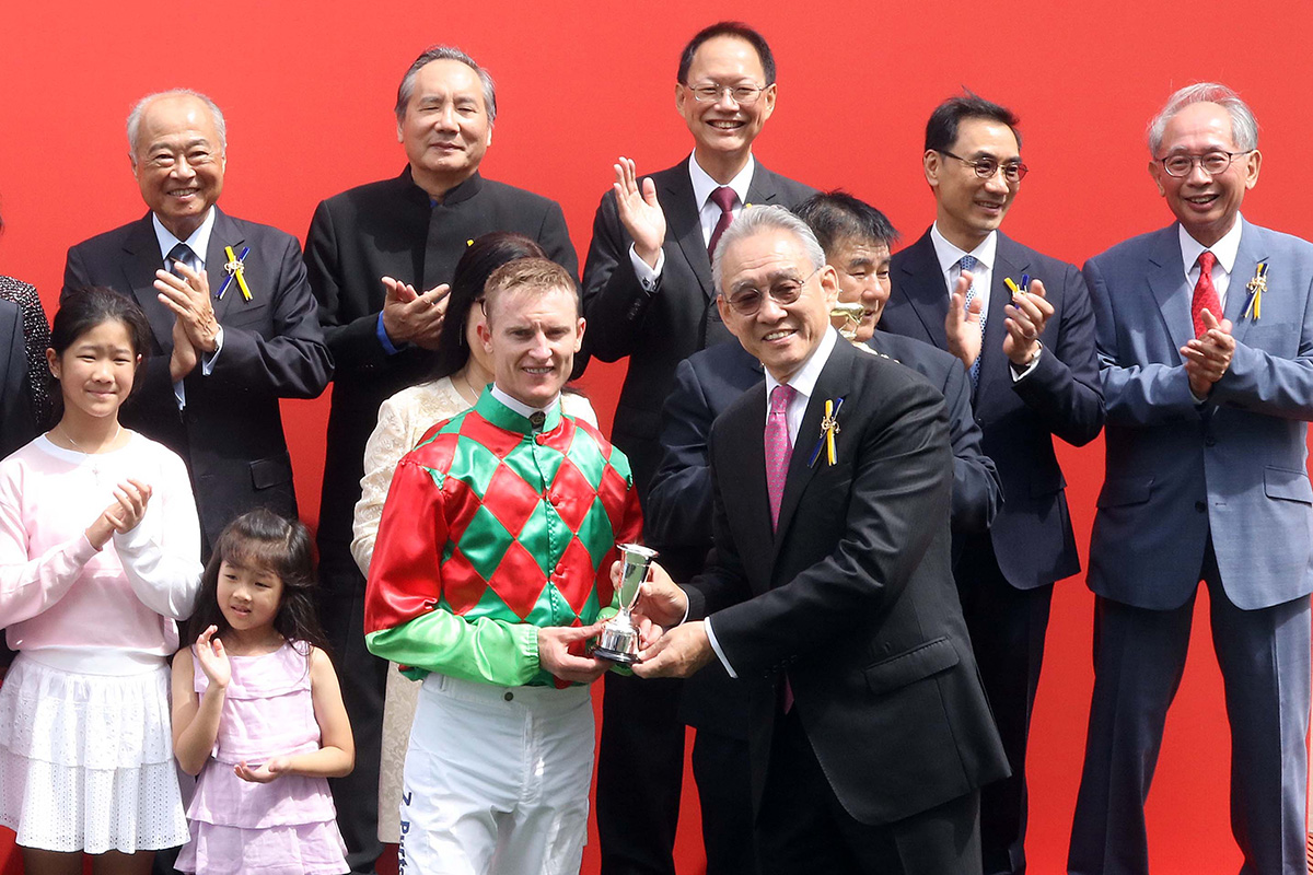 Dr Anthony Chow, Chairman of the Club, presents the HKSAR Chief Executive’s Cup and silver dish to Regency Legend’s owner Wong Shun Yuen and souvenirs to trainer Danny Shum and jockey Zac Purton, at the trophy presentation ceremony.