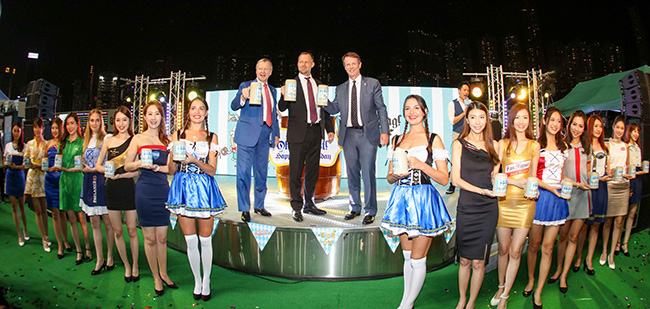 Mr. Winfried Engelbrecht-Bresges (left); Mr. David Schmidt, Deputy Consul-General of Germany (centre); HKJC Executive Director, Racing Mr. Andrew Harding (right) toast the start of Oktoberfest at Happy Valley Racecourse.