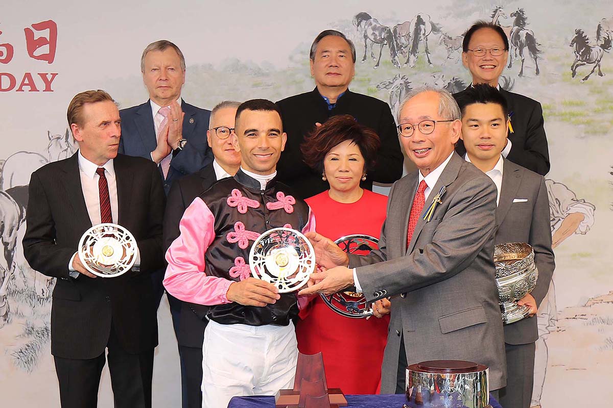 Winning trainer John Size and jockey Joao Moreira receive silver dishes from Mr. Lester C H Kwok (right), Deputy Chairman of the Club.