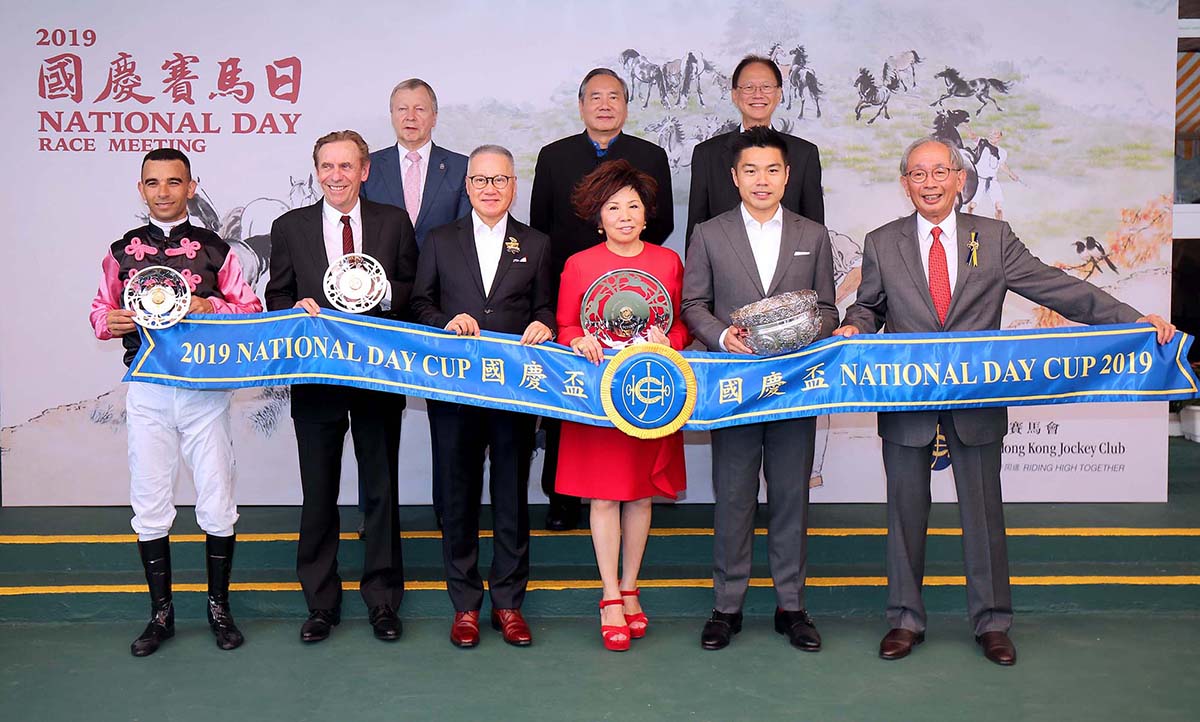 Group photo after the presentation of the National Day Cup.