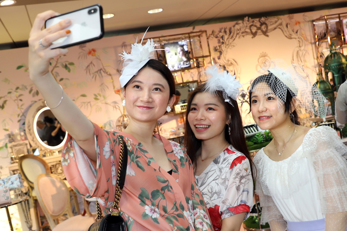 Ladies donned their finest attire to attend Sa Sa Ladies’ Purse Day at Sha Tin Racecourse.