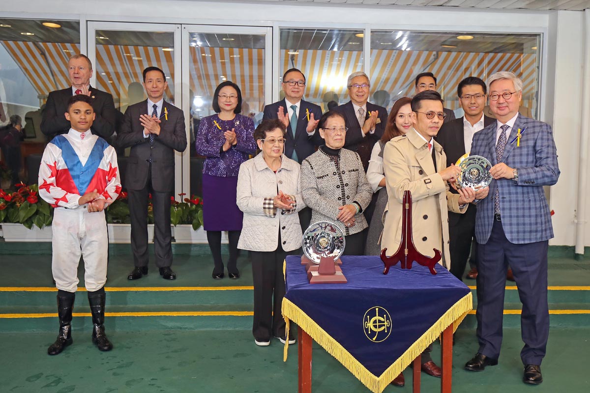 Club Steward Mr Silas Yang presents the Bauhinia Sprint Trophy and silver dishes to Big Party’s owner Roland Wong Ka Yeung, trainer Frankie Lor and jockey Grant van Niekerk.