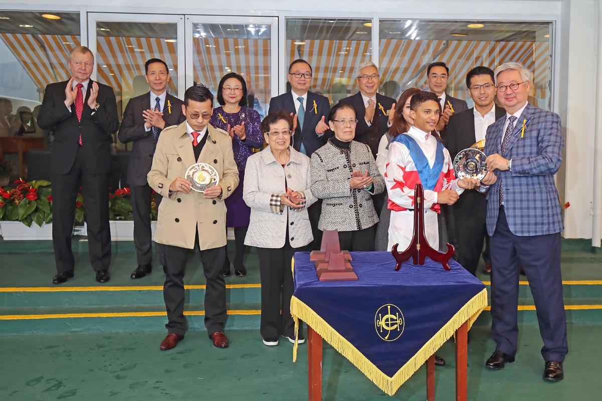 Club Steward Mr Silas Yang presents the Bauhinia Sprint Trophy and silver dishes to Big Party’s owner Roland Wong Ka Yeung, trainer Frankie Lor and jockey Grant van Niekerk.
