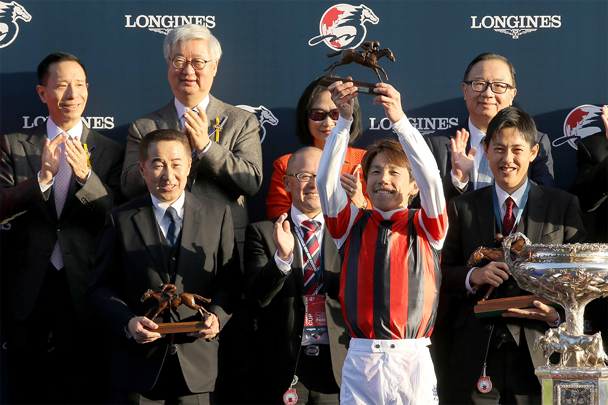 The Honourable Geoffrey Ma Tao-li, The Chief Justice of the Court of Final Appeal of the Hong Kong Special Administrative Region and a Voting Member of the Club, presents the LONGINES Hong Kong Cup trophy to Winning Owner of Win Bright, and a bronze horse and jockey statuette to the Owner Win Co Ltd, Trainer Yoshihiro Hatakeyama and Jockey Masami Matsuoka respectively.