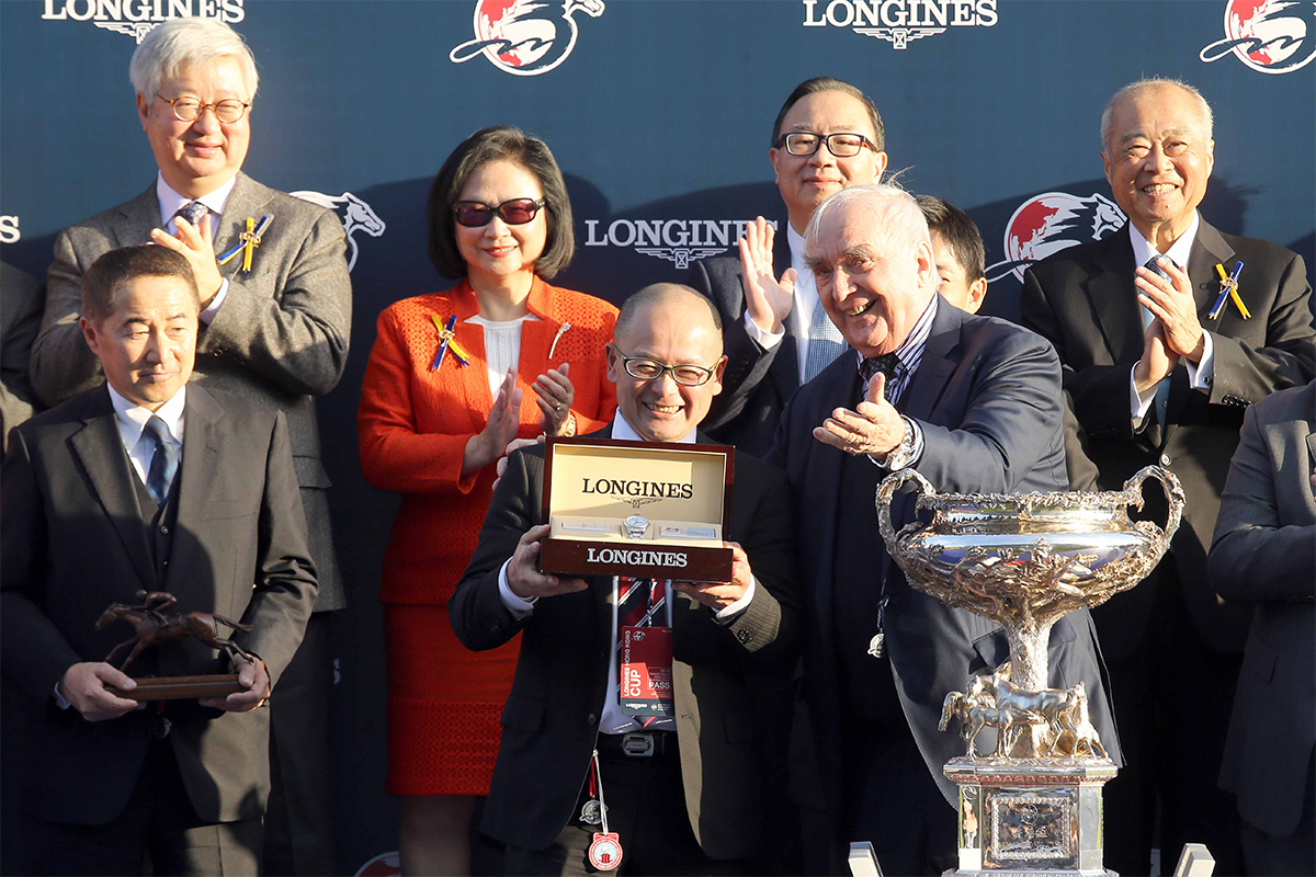 Mr Walter von Känel, President of LONGINES, and Mr Aaron Kwok, LONGINES Ambassador of Elegance, present a LONGINES timepiece each to the winning Owner, Trainer and Jockey.