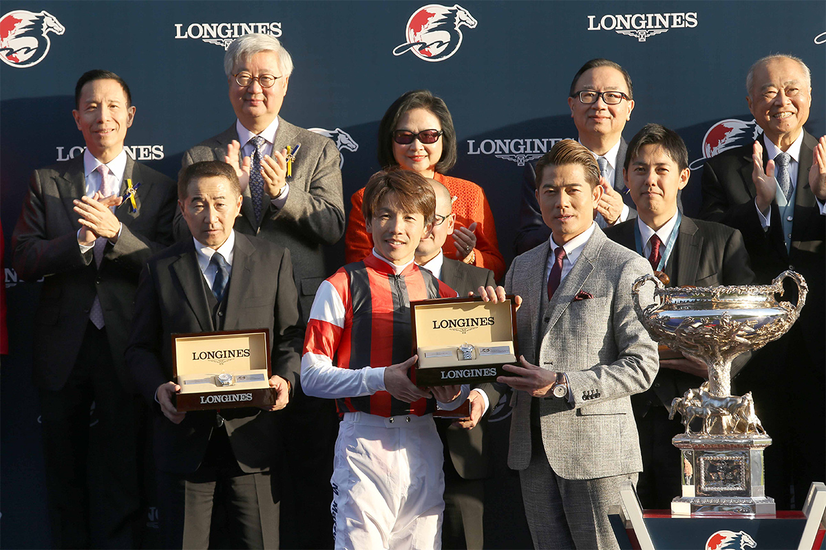 Mr Walter von Känel, President of LONGINES, and Mr Aaron Kwok, LONGINES Ambassador of Elegance, present a LONGINES timepiece each to the winning Owner, Trainer and Jockey.