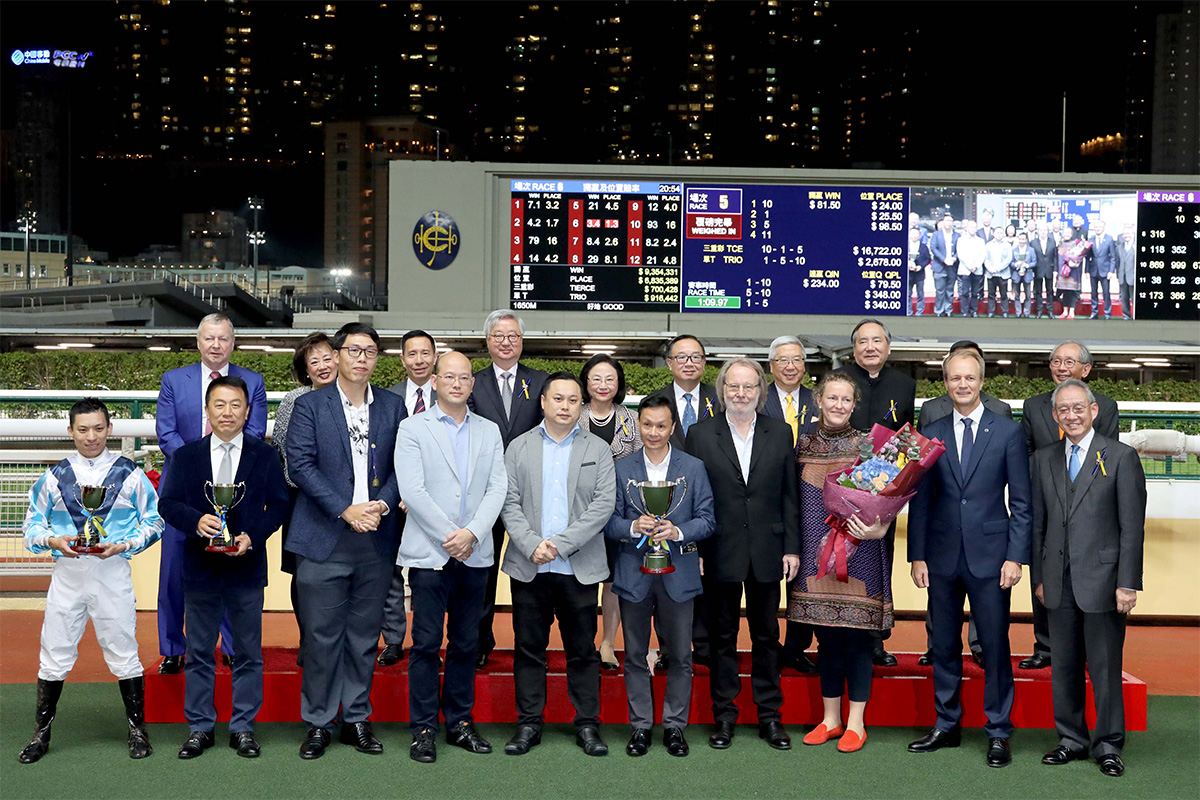 The presentation ceremony for the Swedish Cup: the Club’s Stewards and management, winning connection, Ms Helena Storm (first row, third from right), Consul-General of Sweden in Hong Kong and Macau and Mr Benny Andersson (first row, fourth from right) from the legendary Swedish music group ABBA, who is also a horse owner and horseracing enthusiast.