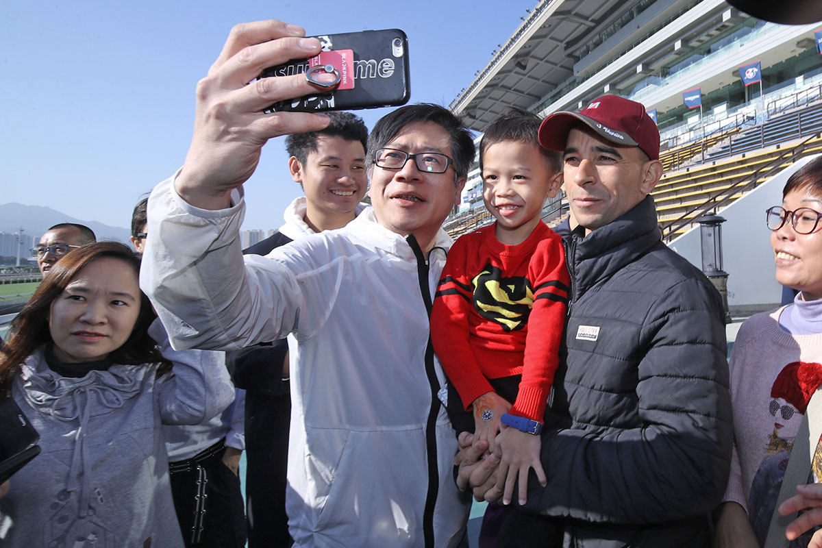 The Club’s Trackside Breakfast with the Stars, the annual prelude to the LONGINES Hong Kong International Races, was held today (Saturday, 7 December) at Sha Tin Racecourse. Trainer Frankie Lor, Jockeys Vincent Ho and Joao Moreira share their thoughts about their runners in the LONGINES Hong Kong International Races and have photos taken with racing fans.