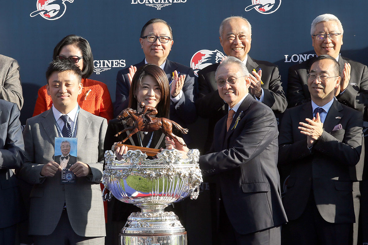 Dr Anthony Chow(right), Chairman of HKJC presents a bronze horse and jockey statuette to owner representative of Admire Mars, trainer Yasuo Tomomichi and jockey Christophe Soumillon.