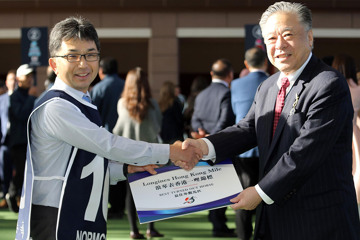 Mr Masayuki Goto(right), President & CEO of JRA, presents a prize of HK$5,000 to the Groom responsible for Normcore, the Best Turned Out Horse in the LONGINES Hong Kong Mile.