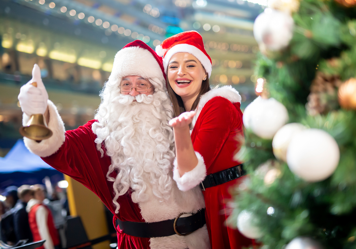 Santa is coming to the Valley: Santa Claus comes to wish racegoers a Merry Christmas.